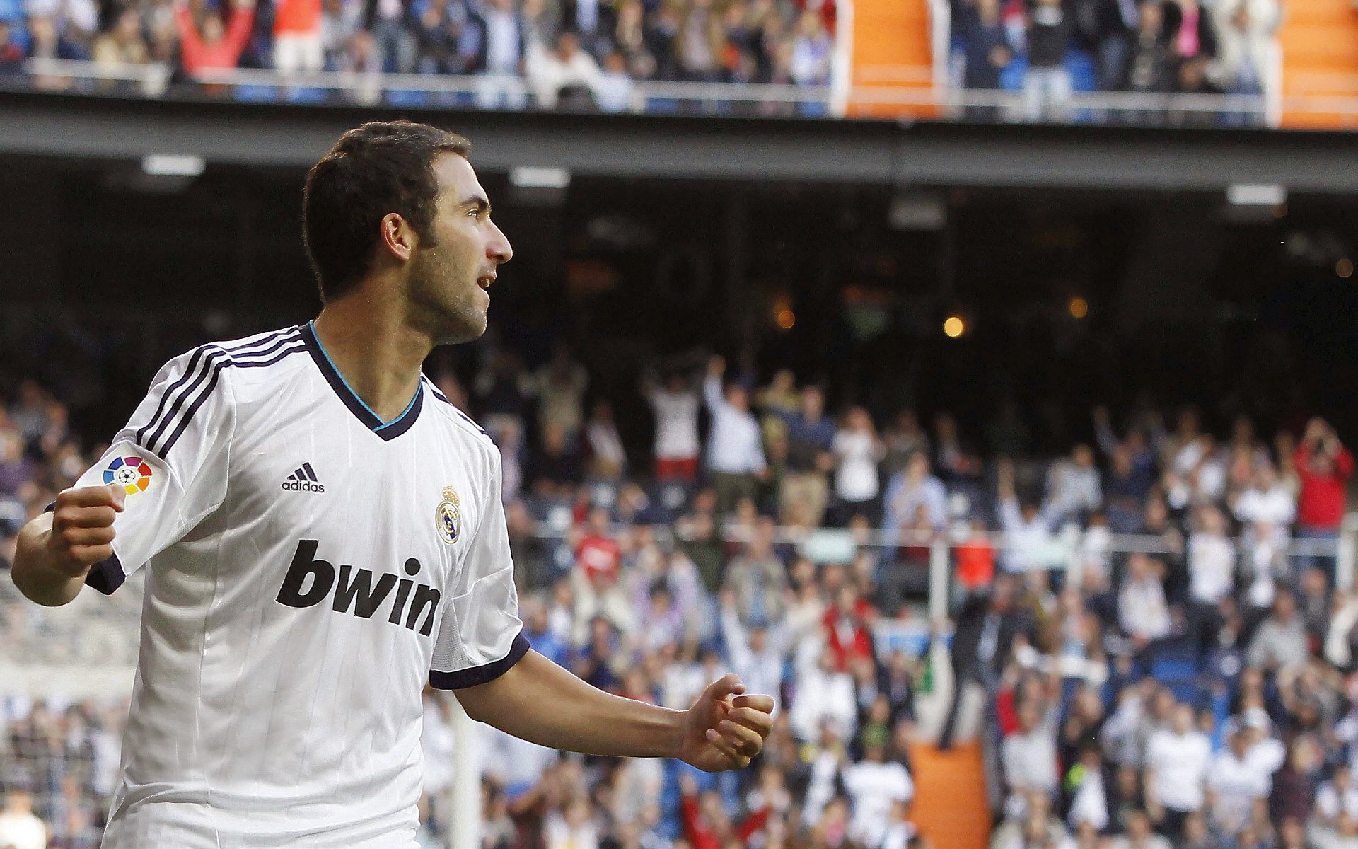 赛道上的孤勇者,勒克莱尔独扛大旗,法拉利轻取红牛二队